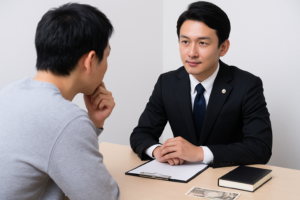 弁護士に相談している様子