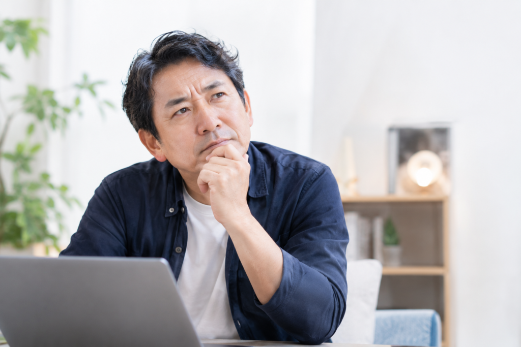 考え事をしている男性